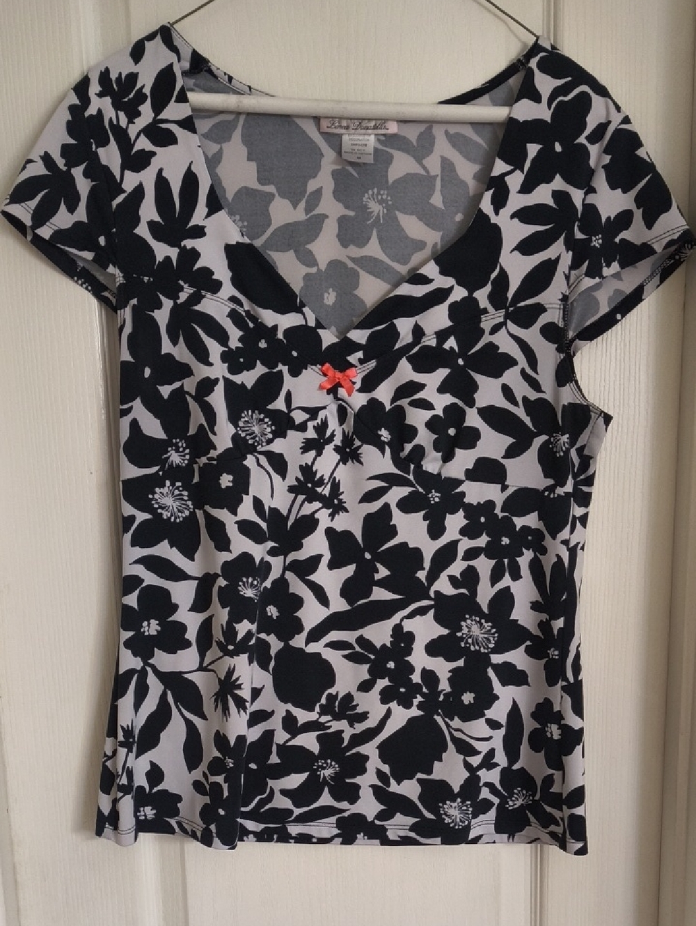 Linea Donatella Black & White Floral V‑Neck Short Sleeve Top with Coral Bow